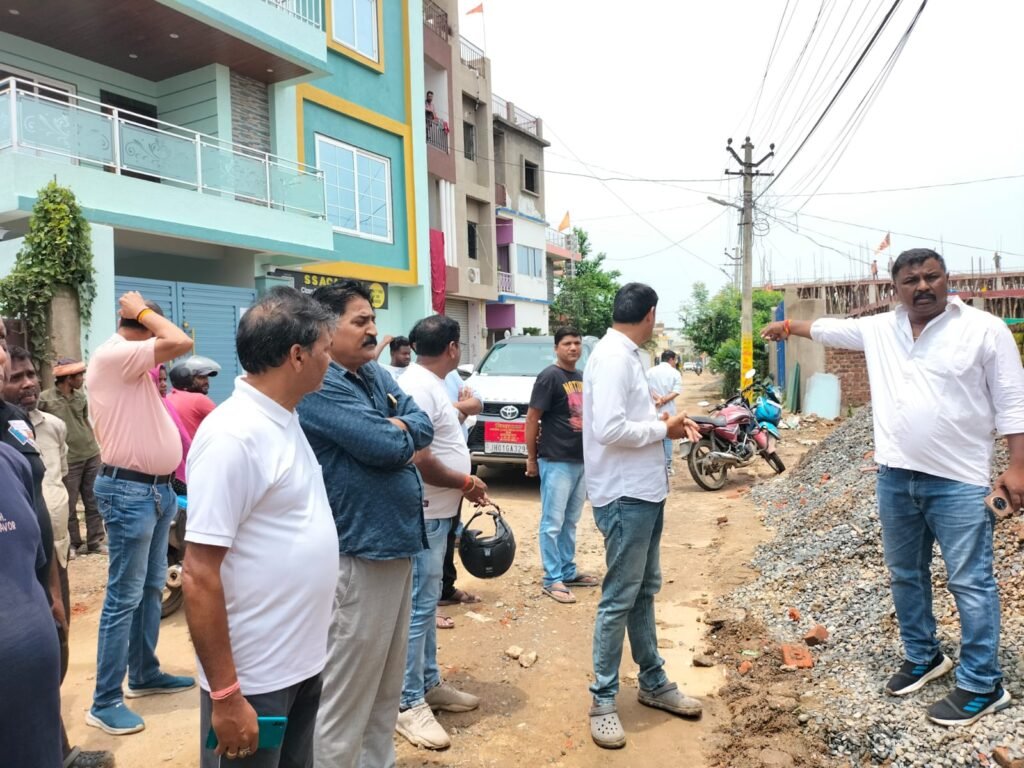 कांके विधायक सुरेश बैठा ने जगत पुरम कॉलोनी के समस्यायों का लिया जायजा कांके विधायक सुरेश बैठा ने जगत पुरम कॉलोनी के समस्यायों का लिया जायजा