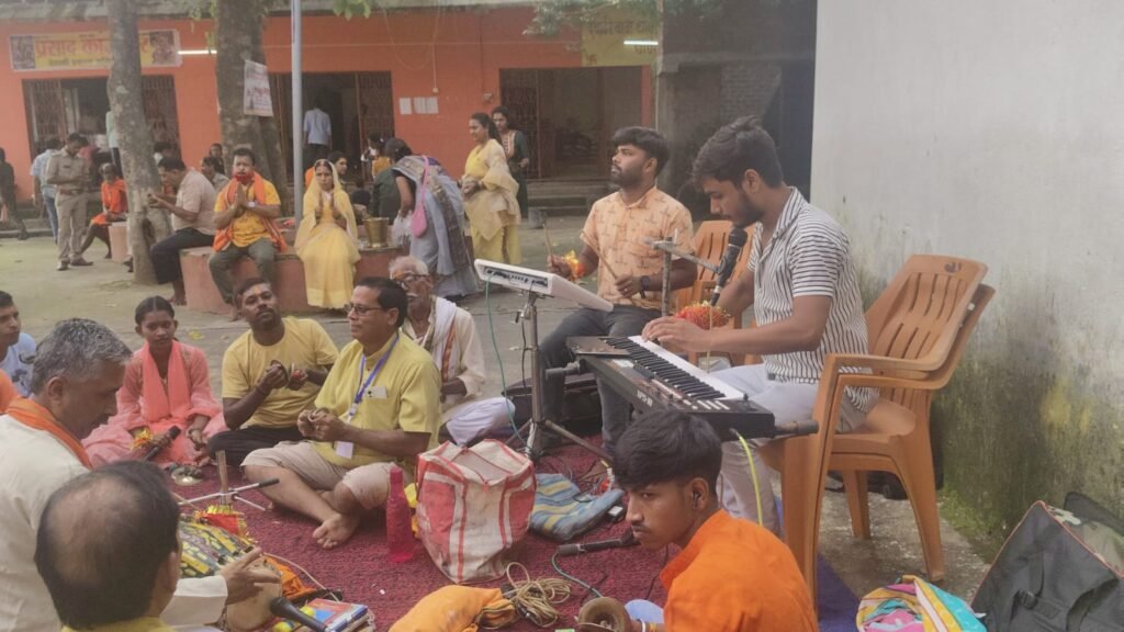 देवकी बाबा धाम में सावन की दूसरी सोमवारी पर श्रद्धा का सैलाब, हजारों भक्तों ने किया जलाभिषेक देवकी बाबा धाम में सावन की दूसरी सोमवारी पर श्रद्धा का सैलाब, हजारों भक्तों ने किया जलाभिषेक