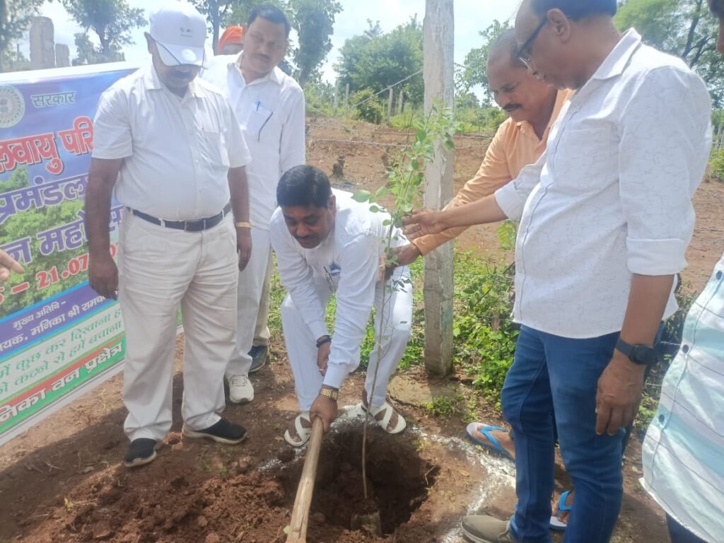 वन महोत्सव में विधायक रामचंद्र सिंह ने पौधे लगाकर पर्यावरण संरक्षण का दिया संदेश