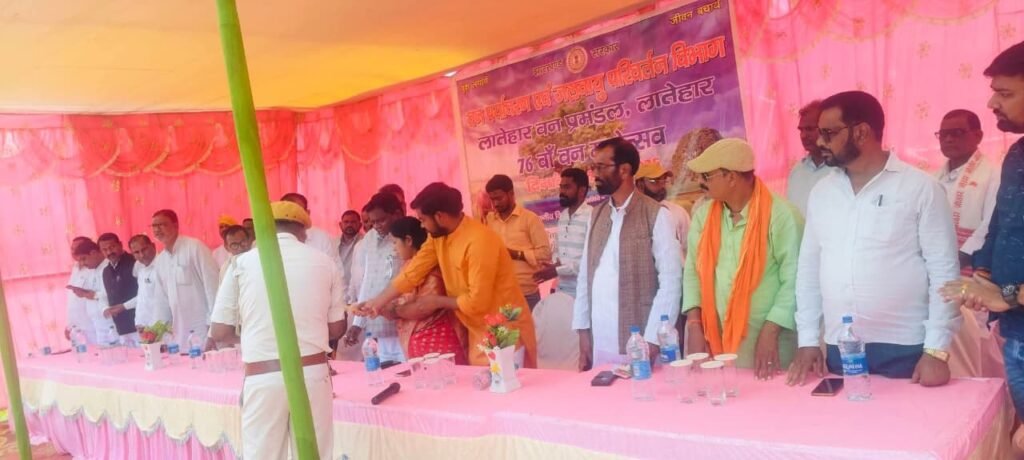 वन महोत्सव में विधायक रामचंद्र सिंह ने पौधे लगाकर पर्यावरण संरक्षण का दिया संदेश