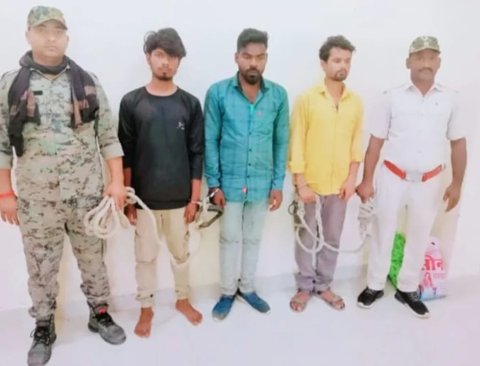 एंटी क्राइम चेकिंग के दौरान तीन युवक गिरफ्तार, ट्रैफिक नियम तोड़ने और पुलिस से बदसलूकी का आरोप