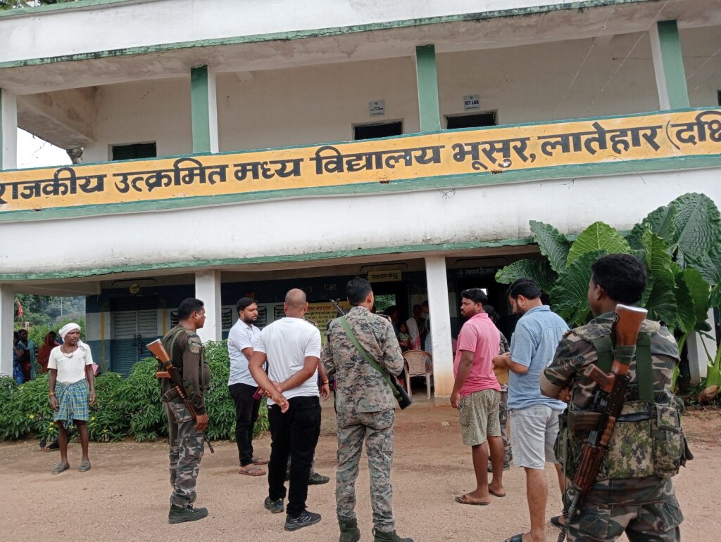 लातेहार: शिक्षक की प्रताड़ना से क्षुब्ध होकर आठवीं कक्षा की छात्रा ने की आत्महत्या, गांव में आक्रोश लातेहार: शिक्षक की प्रताड़ना से क्षुब्ध होकर आठवीं कक्षा की छात्रा ने की आत्महत्या, गांव में आक्रोश