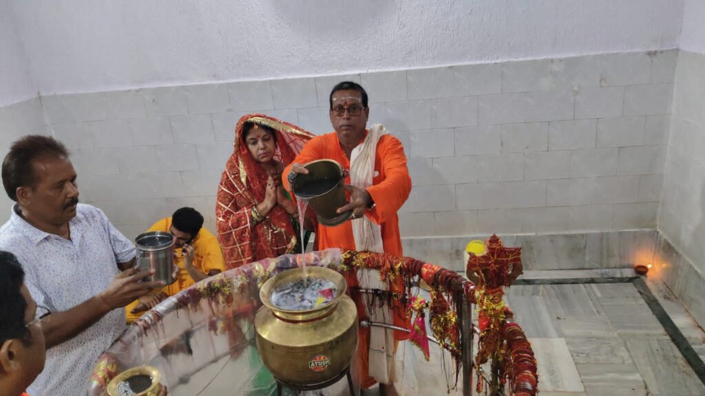 देवाकी बाबाधाम में 24 घंटे का अखंड महारुद्राभिषेक प्रारंभ देवाकी बाबाधाम में 24 घंटे का अखंड महारुद्राभिषेक प्रारंभ