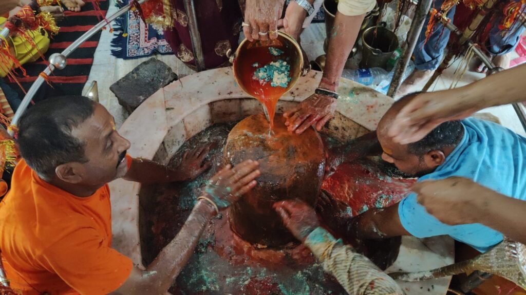 देवाकी बाबाधाम मंदिर में 24 घंटे के महारुद्राभिषेक पूजन कार्यक्रम का हुआ भव्य समापन देवाकी बाबाधाम मंदिर में 24 घंटे के महारुद्राभिषेक पूजन कार्यक्रम का हुआ भव्य समापन