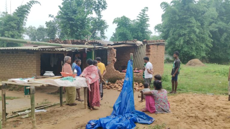 जंगली हाथी का तांडव जारी: दो घर तोड़े, अनाज किया चट