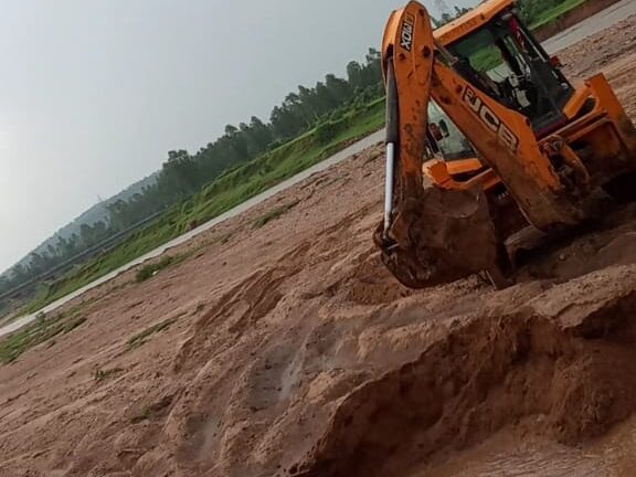 NGT नियमों की उड़ाई धज्जियां,अवैध बालू उठाव पर प्रशासन मौन