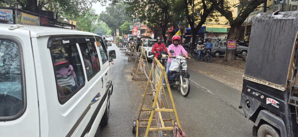 बाराद्वारी सड़क की बदहाली पर विधायक पूर्णिमा साहू का फूटा गुस्सा,7अगस्त तक का अल्टीमेटम। बाराद्वारी सड़क की बदहाली पर विधायक पूर्णिमा साहू का फूटा गुस्सा,7अगस्त तक का अल्टीमेटम।