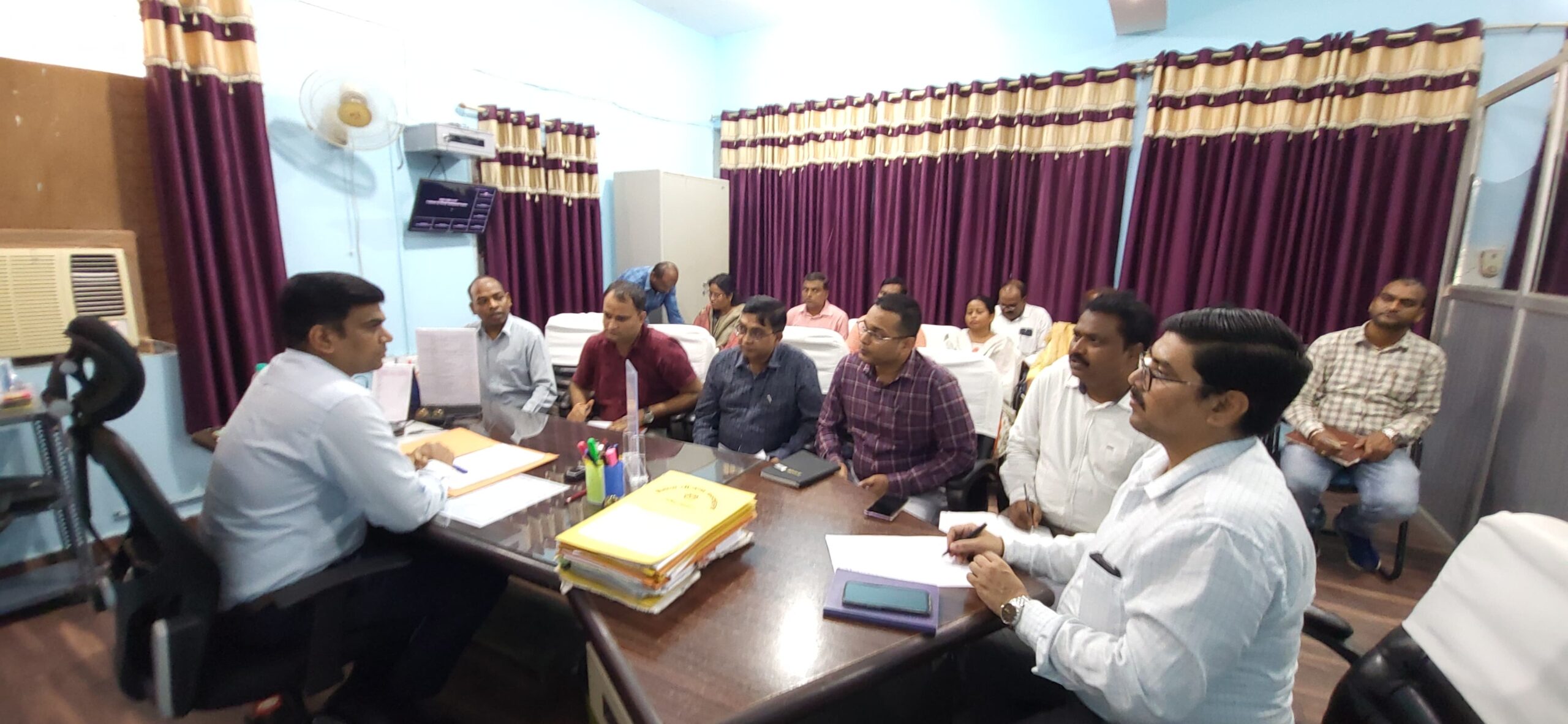 "संपूर्णता अभियान सम्मान समारोह" एवं "आकांक्षा हाट" की तैयारियों को लेकर बैठक आयोजित
