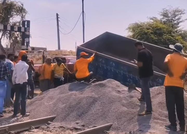 मिर्जाचौकी रेलवे फाटक पर स्टोन डस्ट लदा ट्रैक्टर पलटा,घंटों बाधित रहा रेल परिचालन