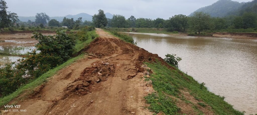 होलंग गांव का बाड़ीबांध टूटने के कगार पर, जिप उपाध्यक्ष अनीता देवी ने उपायुक्त से की बात