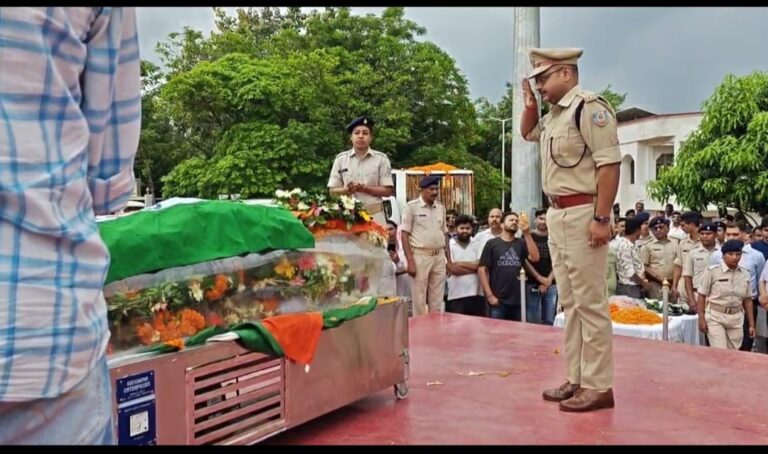 गढ़वा: पूर्व मंत्री चंद्रशेखर दुबे को राजकीय सम्मान के साथ दी गई श्रद्धांजलि