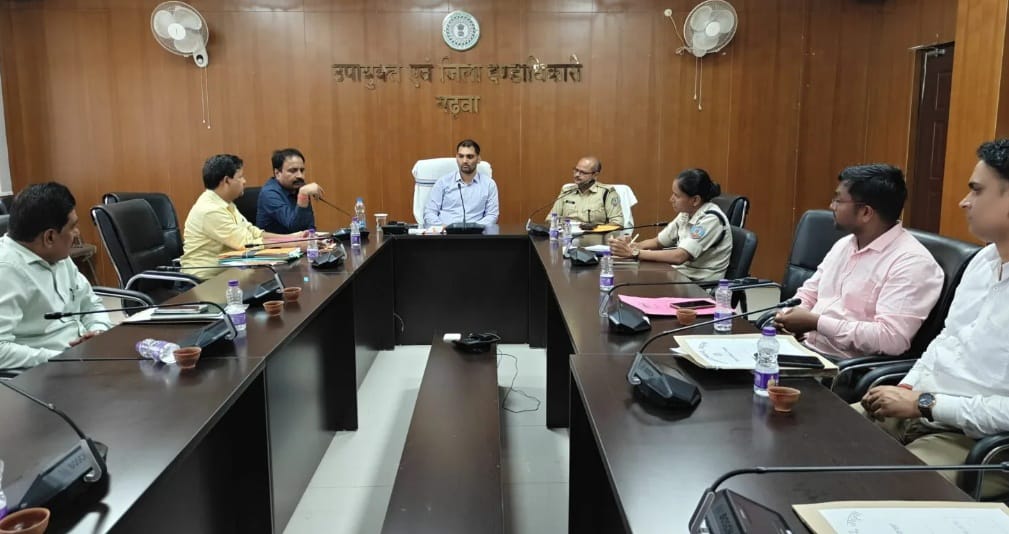 गढ़वा: उत्पाद दुकानों को लेकर जिला परामर्शदात्री समिति की बैठक संपन्न, 37 कम्पोजिट दुकानों का प्रस्ताव