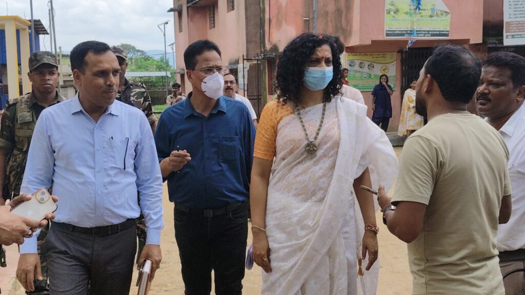 डीसी प्रेरणा दीक्षित ने घाघरा सीएचसी, पुस्तकालय व आंगनबाड़ी केंद्र का औचक निरीक्षण,दिए आवश्यक निर्देश