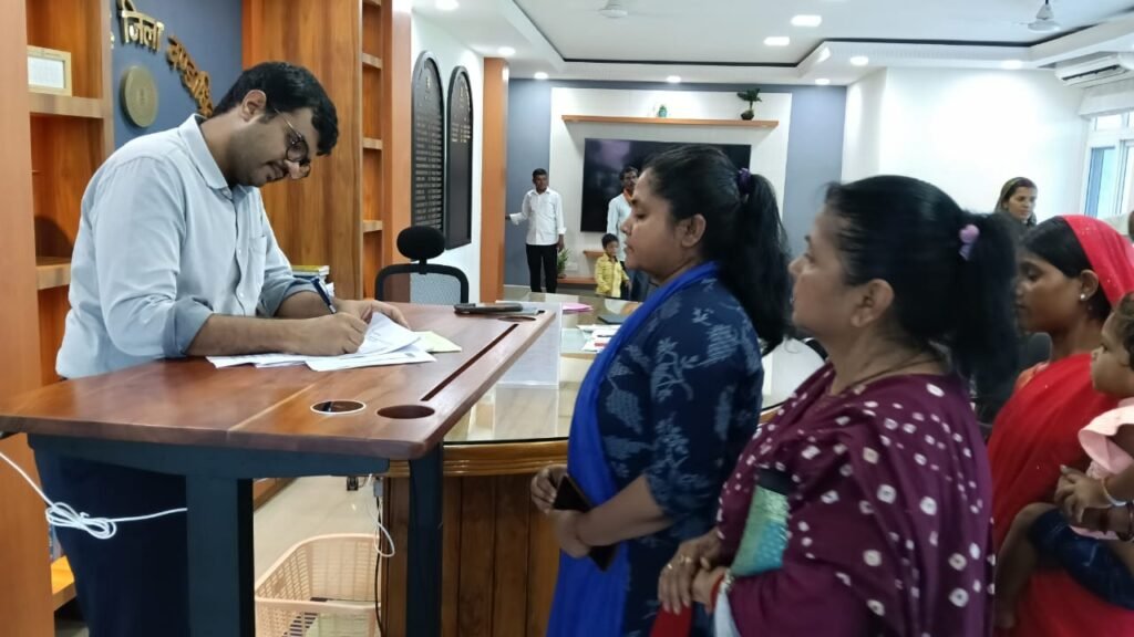 उपायुक्त ने जन शिकायत निवारण कार्यक्रम में सुनीं ग्रामीणों की समस्याएं, संबंधित अधिकारियों को दिए आवश्यक निर्देश उपायुक्त ने जन शिकायत निवारण कार्यक्रम में सुनीं ग्रामीणों की समस्याएं, संबंधित अधिकारियों को दिए आवश्यक निर्देश