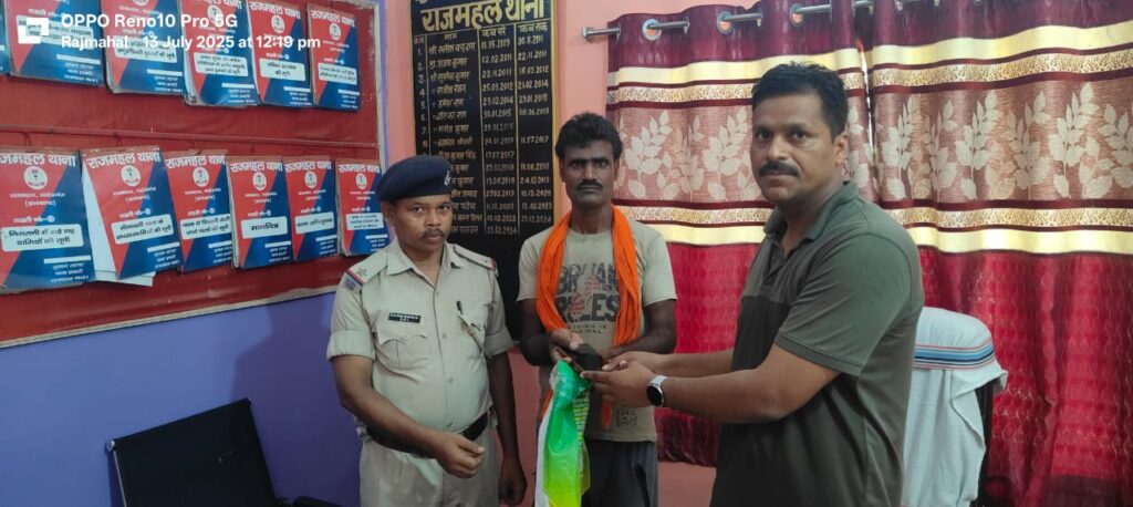 गुम हुआ मोबाइल पुलिस ने किया बरामद, शिकायतकर्ता ने जताया आभार