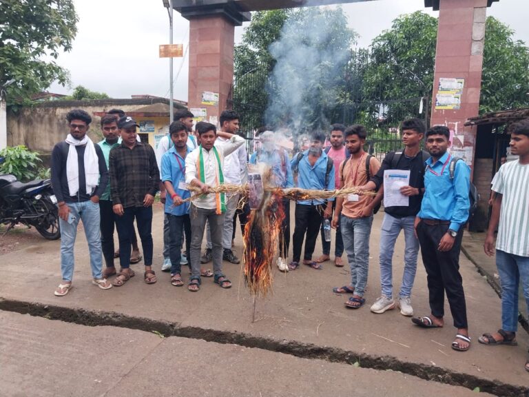 एईसी-1 परीक्षा पाठ्यक्रम से बाहर, परीक्षा रद्द करने की मांग को लेकर एनएसयूआई ने फूंका परीक्षा नियंत्रक का पुतला