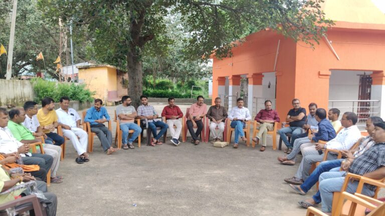 श्रावणी मेला को लेकर देवकी बाबा धाम मंदिर परिसर में हुई बैठक