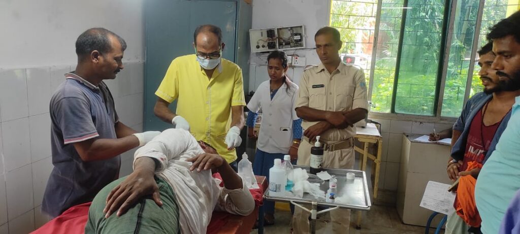 हाईवा के डाला की चपेट में आने से चालक गंभीर रूप से घायल,बेहतर इलाज के लिए रेफर