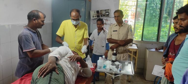 हाईवा के डाला की चपेट में आने से चालक गंभीर रूप से घायल,बेहतर इलाज के लिए रेफर