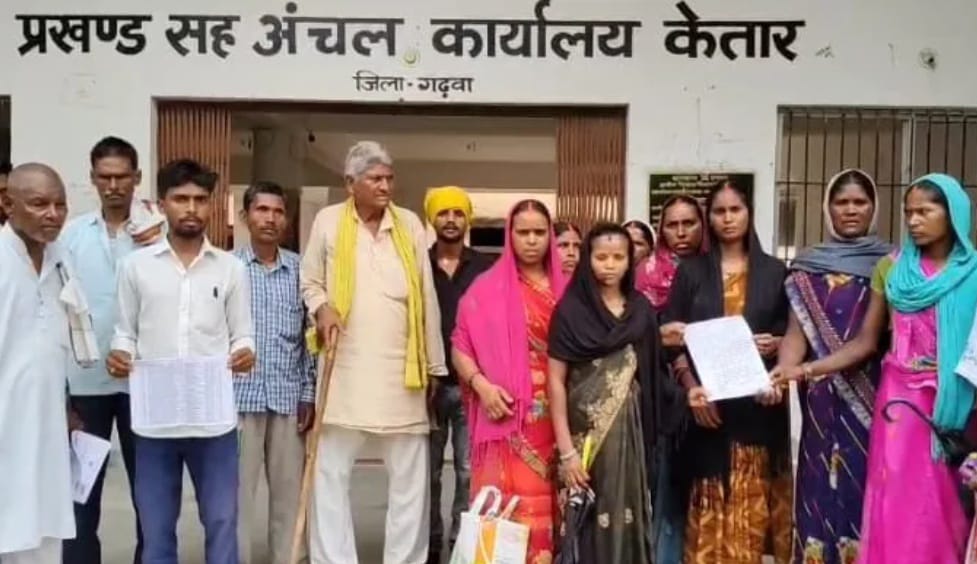 अबुआ आवास योजना में मुखिया पर रिश्वत लेने का आरोप, ग्रामीणों ने बीडीओ को सौंपा ज्ञापन