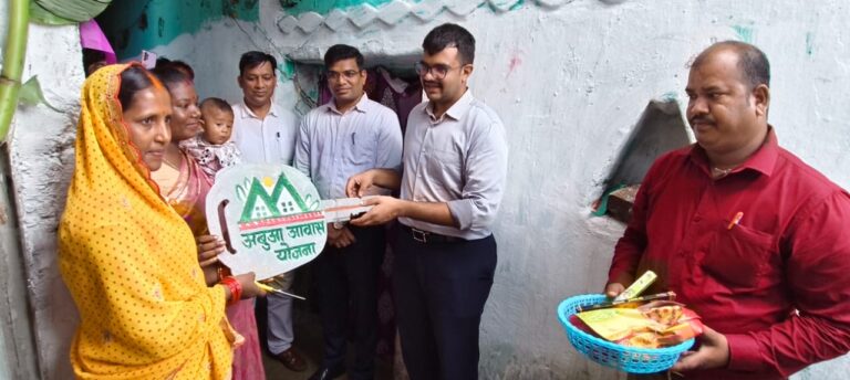 उपायुक्त ने लातेहार और हेरहंज प्रखंड में विकास योजनाओं का किया निरीक्षण