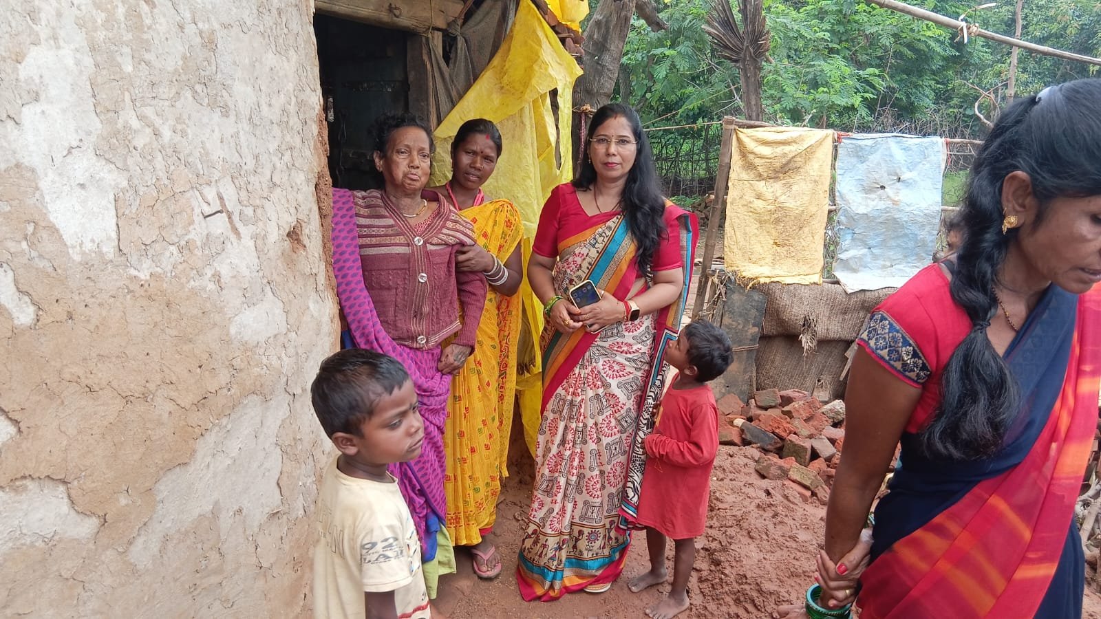 हाथियों ने फिर मचाया तांडव, कई घर तबाह — जिप उपाध्यक्ष अनीता देवी ने की तत्काल राहत की व्यवस्था हाथियों ने फिर मचाया तांडव, कई घर तबाह — जिप उपाध्यक्ष अनीता देवी ने की तत्काल राहत की व्यवस्था