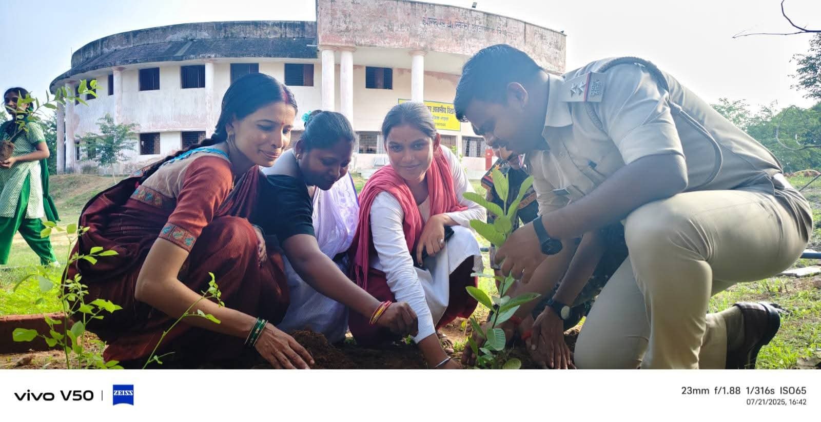 केतार थाना प्रभारी ने कस्तूरबा विद्यालय में चलाया जागरूकता अभियान केतार थाना प्रभारी ने कस्तूरबा विद्यालय में चलाया जागरूकता अभियान