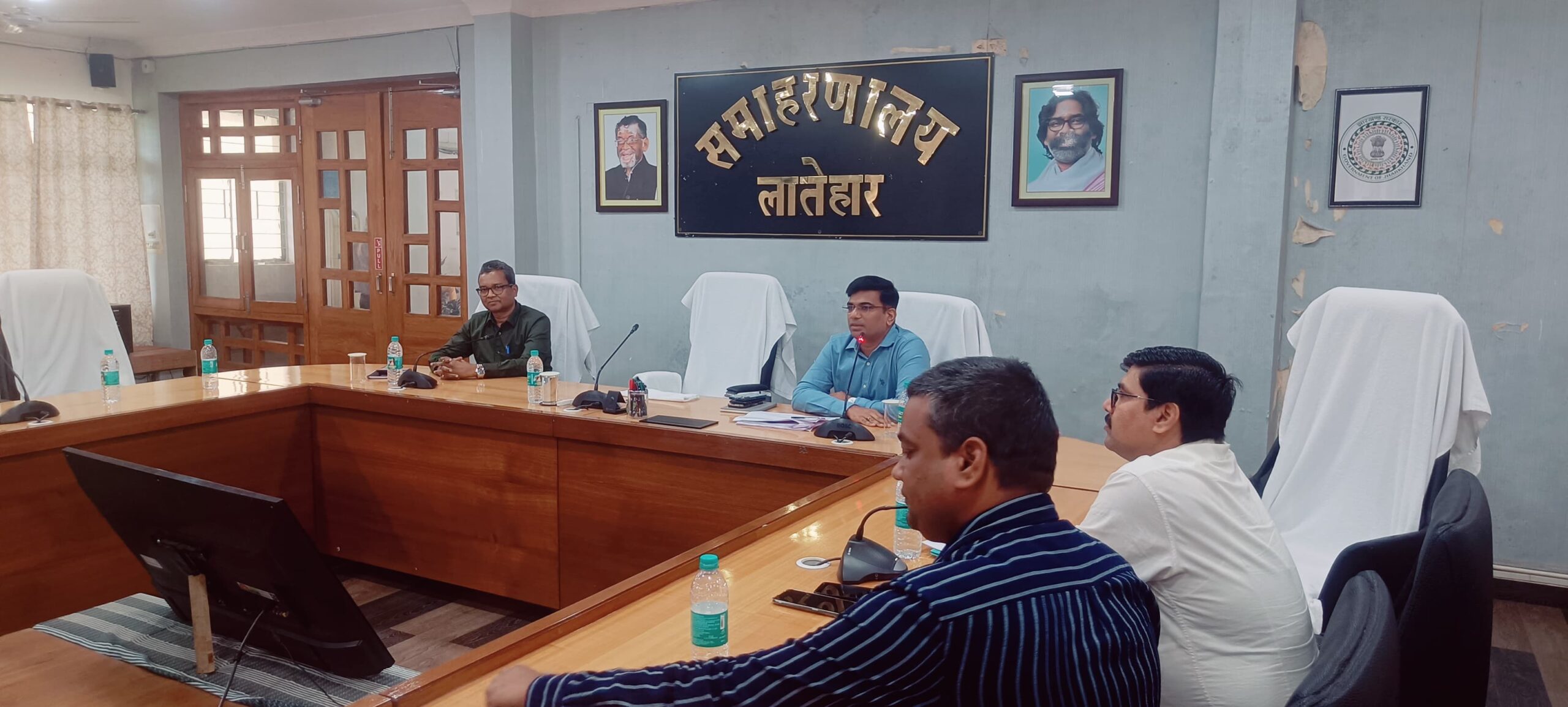 लातेहार: उप विकास आयुक्त ने मनरेगा, आवास, शिक्षा, कृषि व समाज कल्याण योजनाओं की समीक्षा कर दिए निर्देश