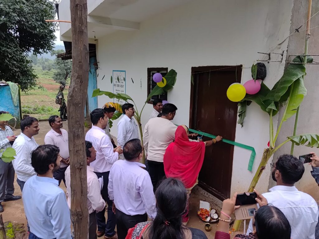 उप विकास आयुक्त ने गारू प्रखंड में योजनाओं का किया निरीक्षण, दिए कई अहम निर्देश