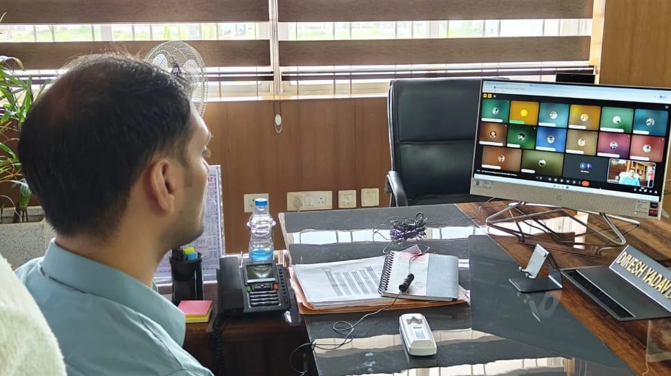 गढ़वा:डिजिटल सेवाओं की गुणवत्ता सुधार को लेकर उपायुक्त की सीएससी संचालकों संग वर्चुअल बैठक