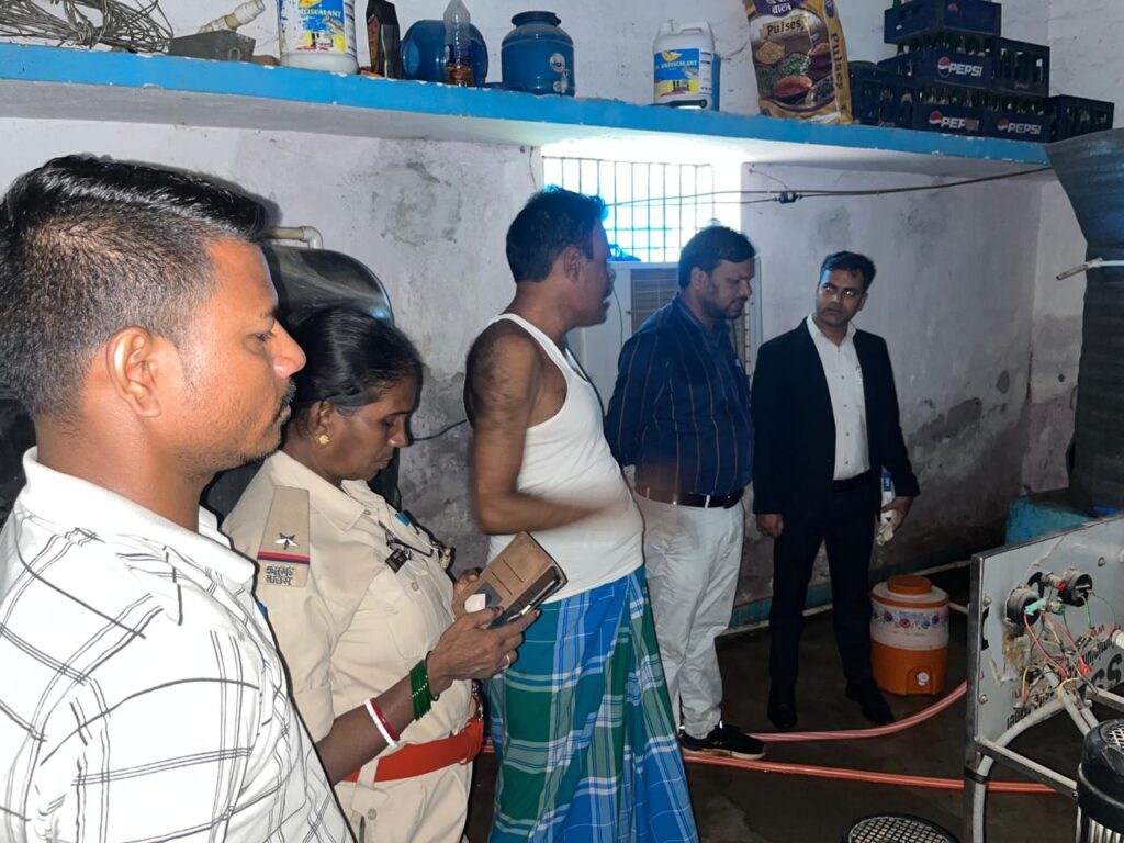 लातेहार:बिना निबंधन संचालित आर.ओ. प्लांट सील,नगर पंचायत की सख्त कार्रवाई