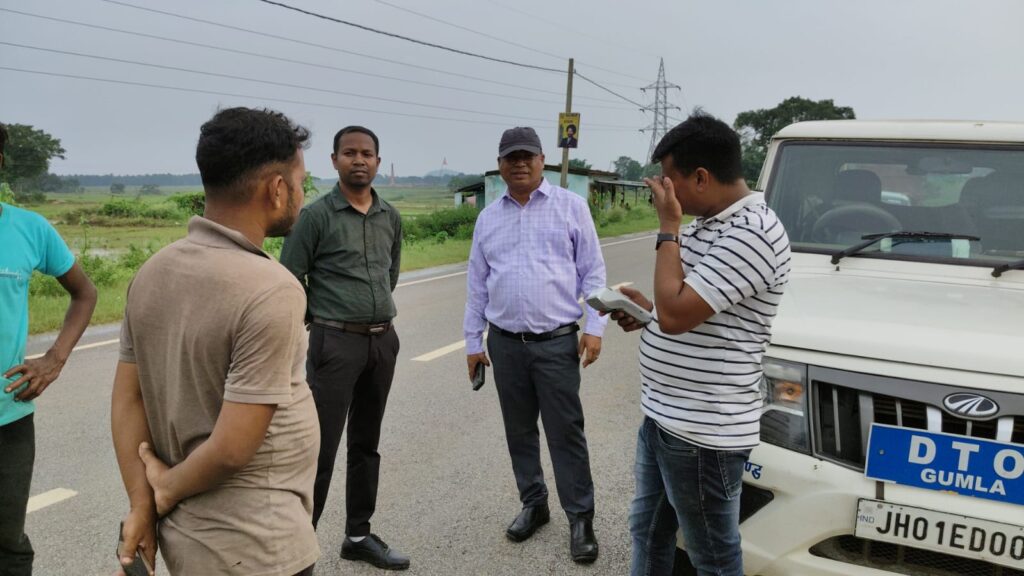 घाघरा नवडीहा में डीटीओ और एमबीआई की संयुक्त वाहन जांच, 20 हजार का वसूला गया जुर्माना