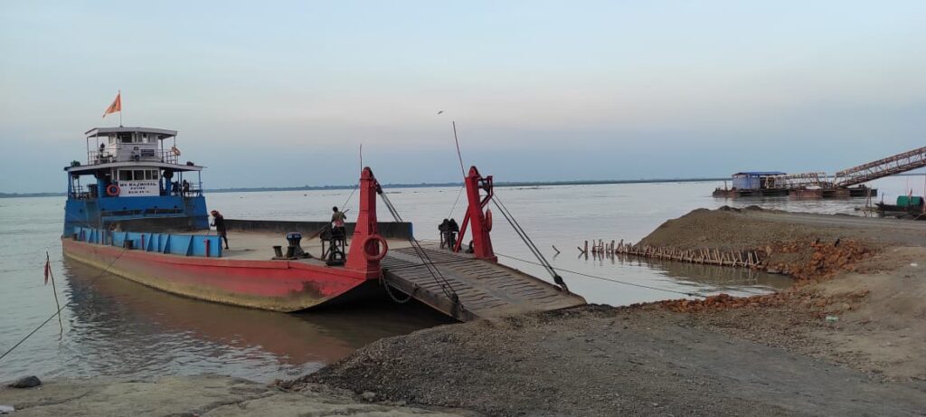 गंगा का जलस्तर बढ़ने से फेरी सेवा पर असर, भारी वाहनों का परिचालन बंद