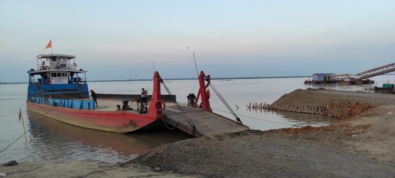 गंगा का जलस्तर बढ़ने से फेरी सेवा पर असर, भारी वाहनों का परिचालन बंद