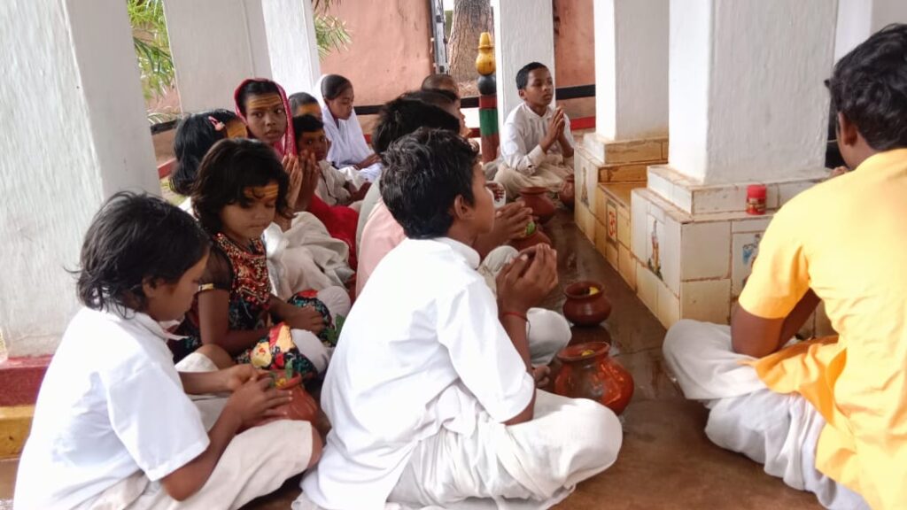 सरनाधाम:मानस मणि सेवा संस्थान के बच्चों ने पहली सोमवारी को श्रद्धा व उत्साह से रखा व्रत