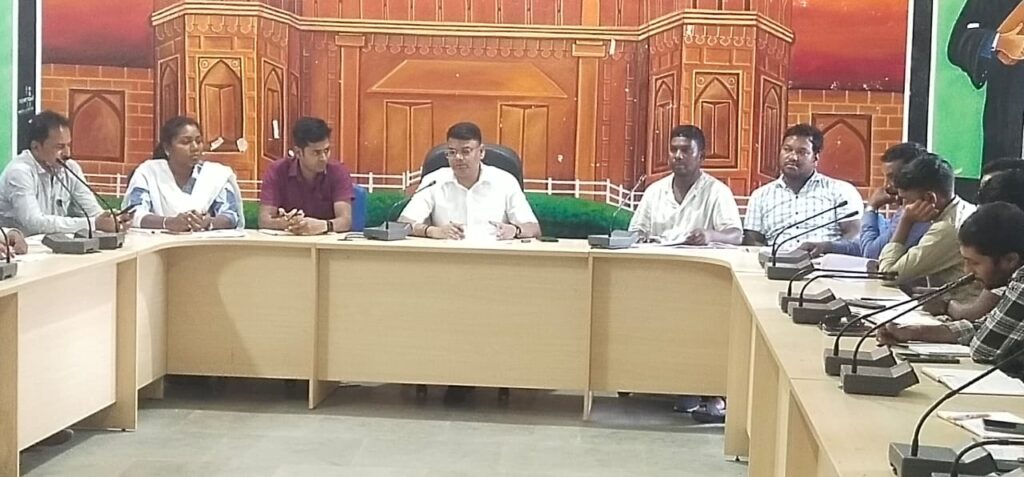बरहरवा:बीडीओ कीअध्यक्षता में समीक्षा बैठक सम्पन्न,योजनाओं के क्रियान्वयन में तेजी लाने के निर्देश