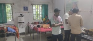 इलाज कराकर लौट रहे परिवार की बाइक आमने-सामने टकराई, तीन लोग घायल