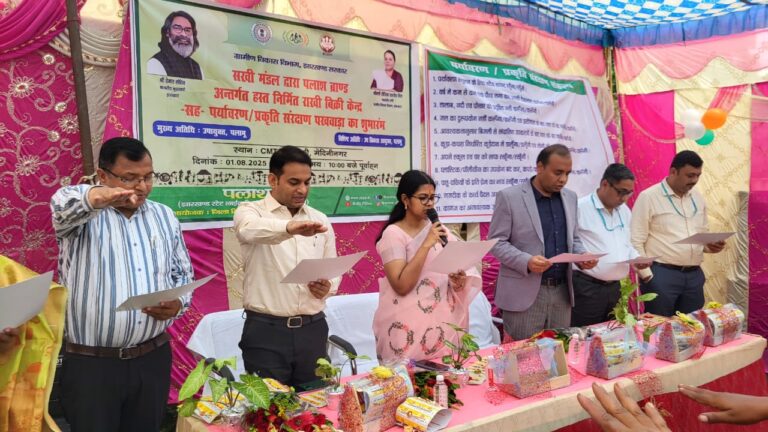 हस्त निर्मित राखी बिक्री केंद्र का डीसी ने किया शुभारंभ