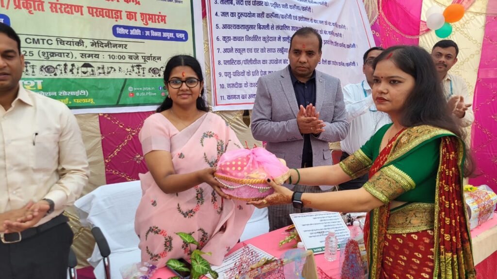 हस्त निर्मित राखी बिक्री केंद्र का डीसी ने किया शुभारंभ