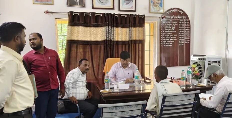 एसडीएम ने बरडीहा प्रखंड का औचक निरीक्षण कर प्रशासनिक कार्यशैली और शिकायतों की समीक्षा की एसडीएम ने बरडीहा प्रखंड का औचक निरीक्षण कर प्रशासनिक कार्यशैली और शिकायतों की समीक्षा की