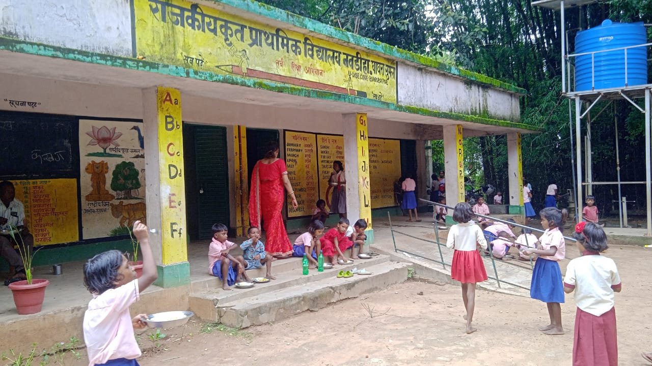 नवडीहा करंजटोली स्कूल में दम तोड़ती मध्यान भोजन योजना, बच्चों को नहीं मिल रहा पोषक आहार नवडीहा करंजटोली स्कूल में दम तोड़ती मध्यान भोजन योजना, बच्चों को नहीं मिल रहा पोषक आहार