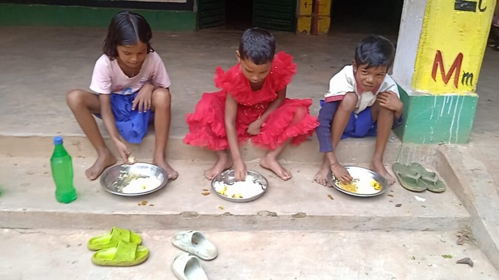 नवडीहा करंजटोली स्कूल में दम तोड़ती मध्यान भोजन योजना, बच्चों को नहीं मिल रहा पोषक आहार नवडीहा करंजटोली स्कूल में दम तोड़ती मध्यान भोजन योजना, बच्चों को नहीं मिल रहा पोषक आहार