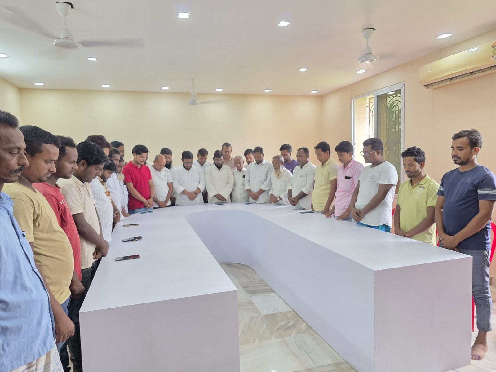 दिशोम गुरु शिबू सोरेन को नम आंखों से दी गई श्रद्धांजलि दिशोम गुरु शिबू सोरेन को नम आंखों से दी गई श्रद्धांजलि