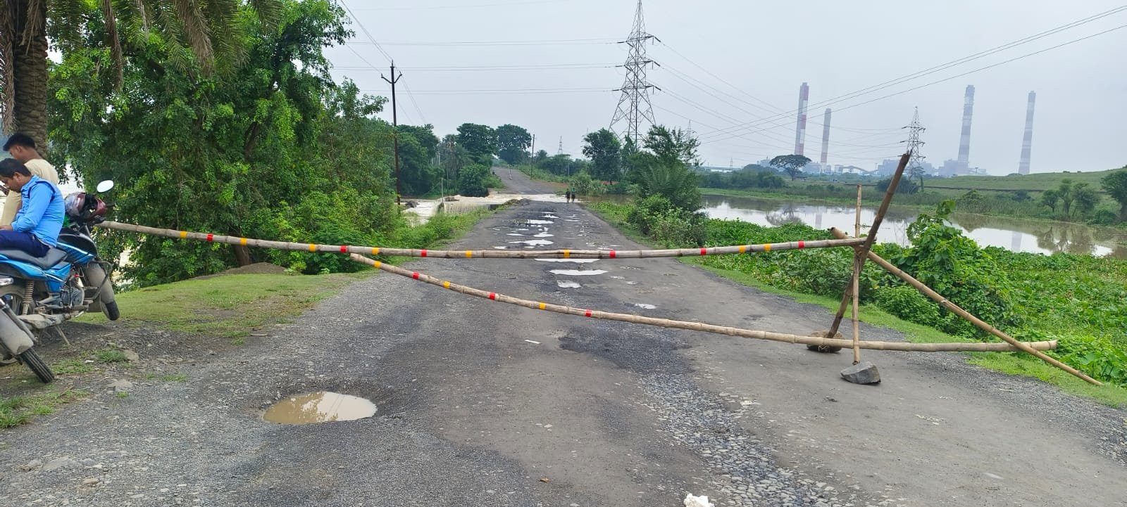लगातार हो रही बारिश से दो राज्यों का सम्पर्क टूटा, दोनों राज्यों की आर्थिक व्यापार ठप लगातार हो रही बारिश से दो राज्यों का सम्पर्क टूटा, दोनों राज्यों की आर्थिक व्यापार ठप