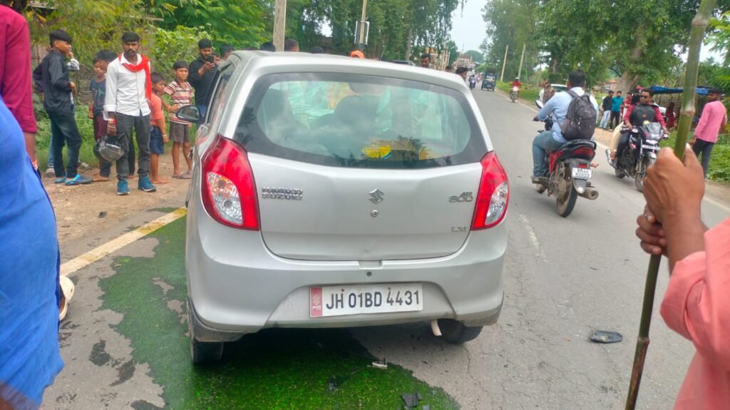 बाइक और ऑल्टो कार में आमने सामने जोरदार टक्कर ,बाइक सवार युवक गंभीर रूप से घायल