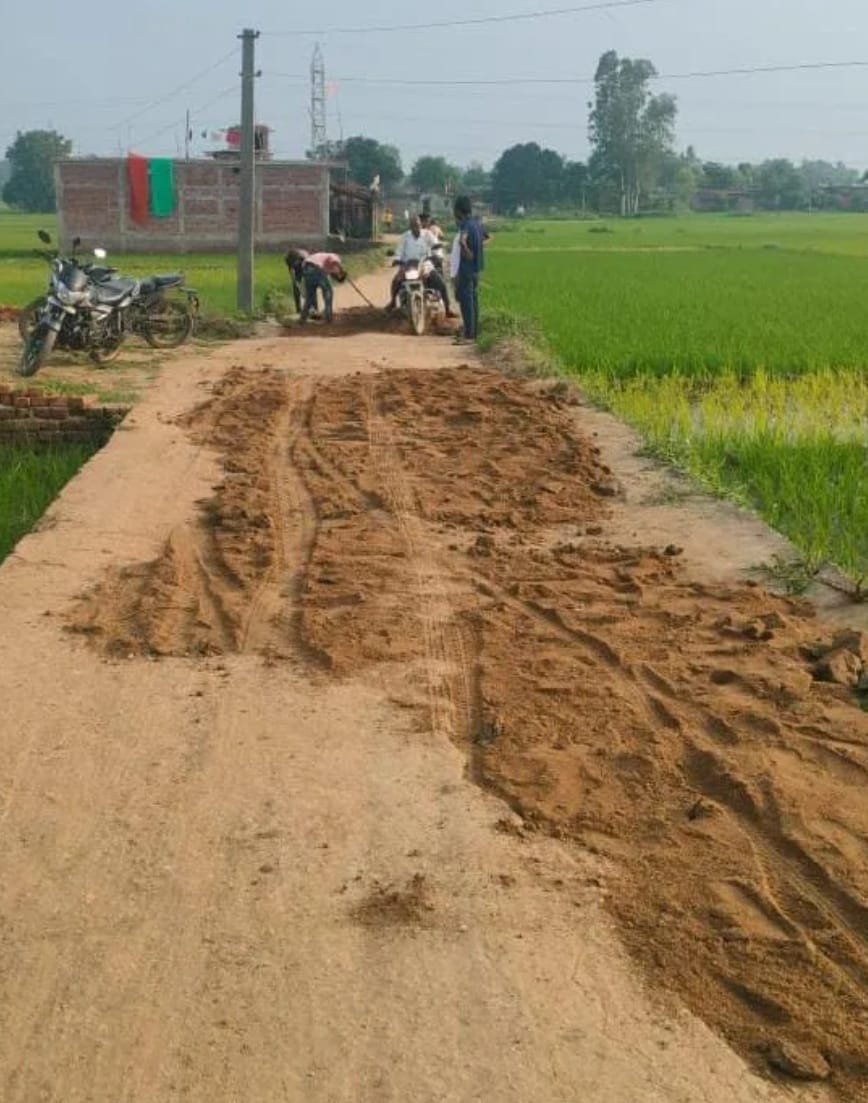 सिलीदाग मुखिया ने निजी खर्च से जर्जर सड़क की मरम्मत कर दिलाई राहगीरों को राहत