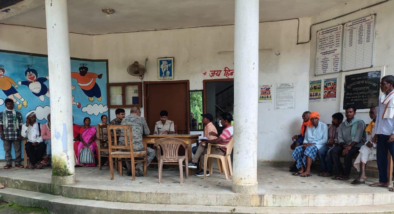 गारु थाना में थाना दिवस का आयोजन, जमीन एवं पारिवारिक विवादों का हुआ निपटारा गारु थाना में थाना दिवस का आयोजन, जमीन एवं पारिवारिक विवादों का हुआ निपटारा