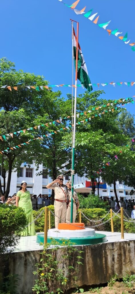 पुलिस उप महानिरीक्षक ने किया ध्वजारोहण
