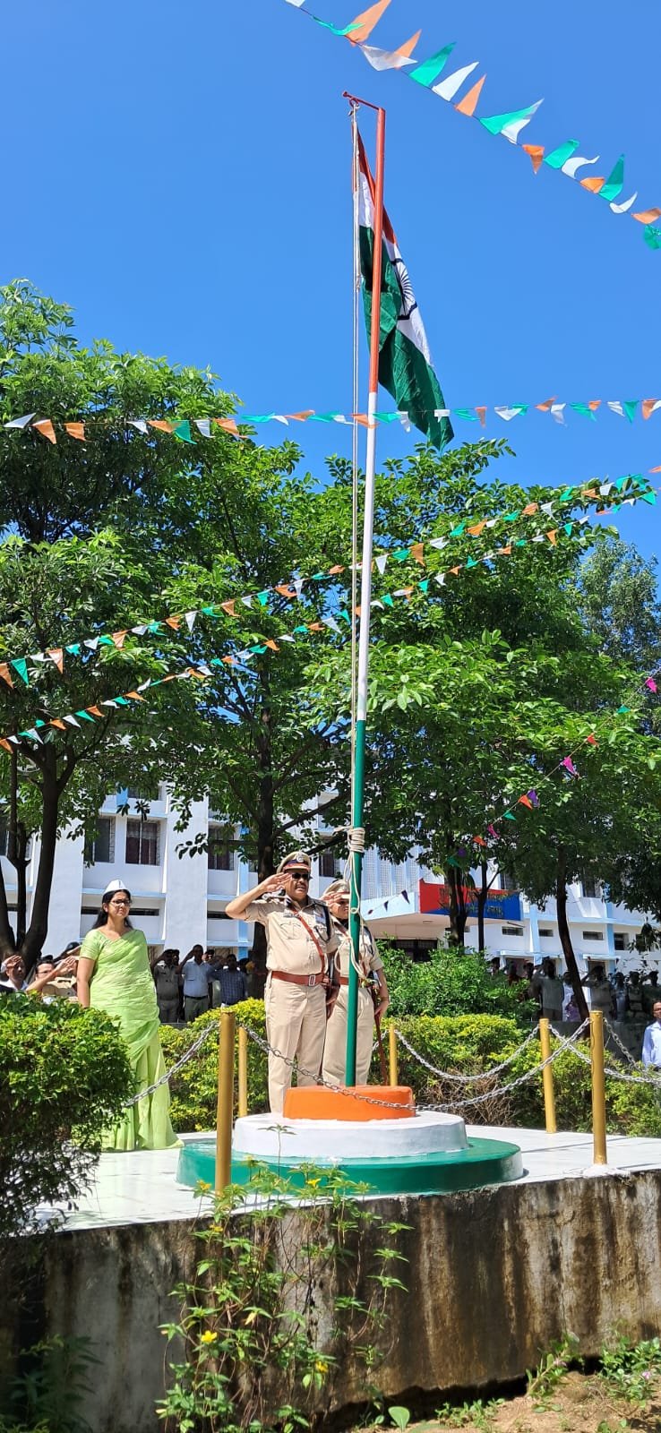 पुलिस उप महानिरीक्षक ने किया ध्वजारोहण पुलिस उप महानिरीक्षक ने किया ध्वजारोहण