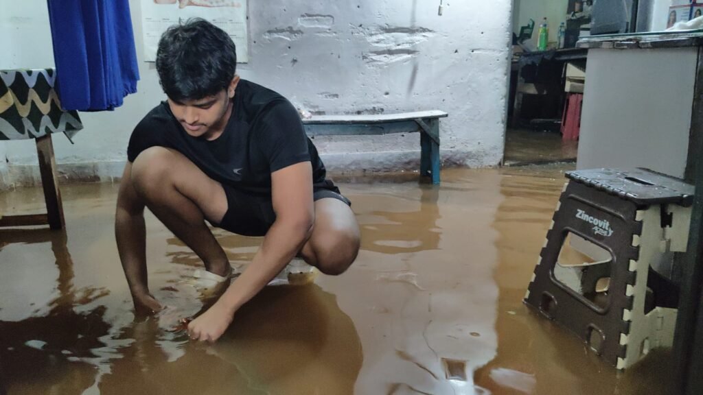 लगातार 3 दिन से बारिश से घरों में घुसा पानी, मोटरों के सहारे घर से निकाला जा रहा है पानी